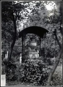 Pôvodný Alvinčiho hrob na cintoríne peštianskej Invalidovne začiatkom 20. storočia...